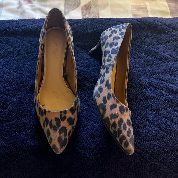 Old Navy. Size 6. Kitten Heel. Animal print. Lightly worn. - Picture 2 of 4